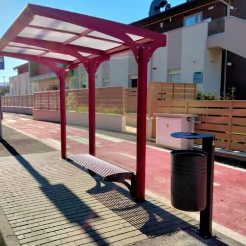 Bushokje model Monaco 40 Met zijn strakke lijnen, transparante wanden en personaliseerbare kleuren is de Monaco bushalte een esthetisch verantwoorde oplossing voor elk openbaar vervoerspunt.